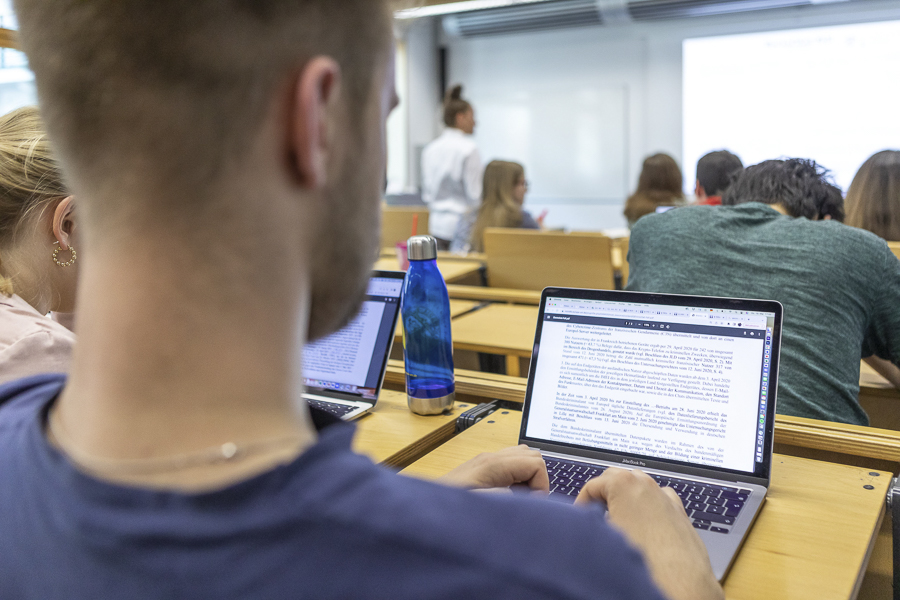 Student sitzt am Laptop im Vorlesungssaal Student sitzt am Laptop im Vorlesungssaal